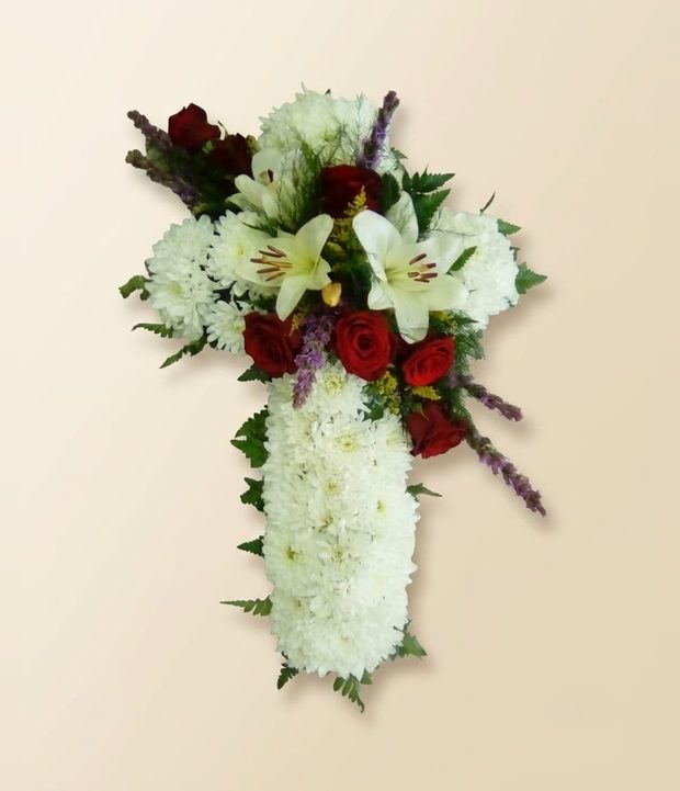 Cruz con rosas rojas